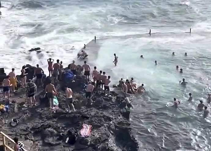 Bañistas en la piscina natural de Isla Cangrejo (Tenerife)