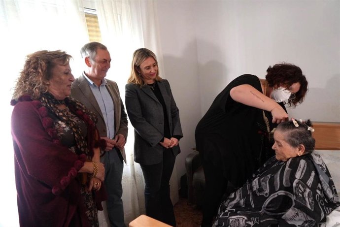 El programa 'Cercanos' incluye un servicio de peluquería a mayores que viven en entornos rurales