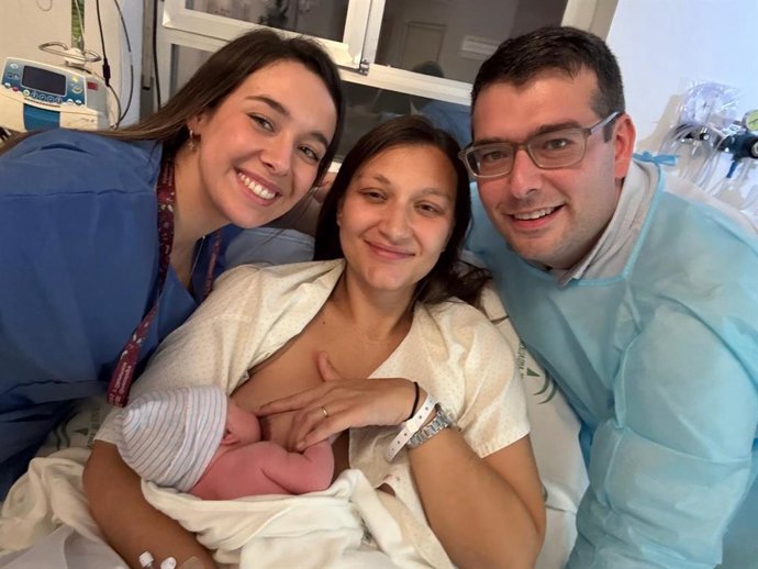Elena, la primera bebé cordobesa de 2026, junto a sus padres tras nacer en el Hospital Reina Sofía de Córdoba.