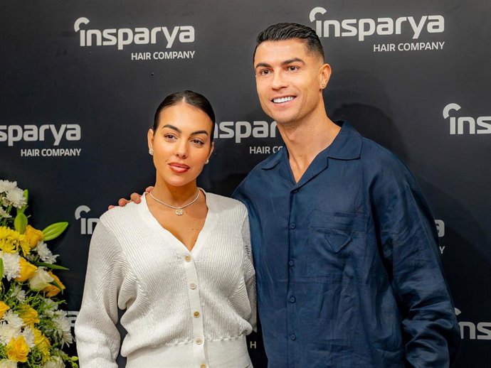 Archivo - (Foto De ARCHIVO) Cristiano Ronaldo Y Georgina Rodíguez Posan En La Inauguración Su La 15ª Clínica Capilar Del Grupo Insparya En Riad
