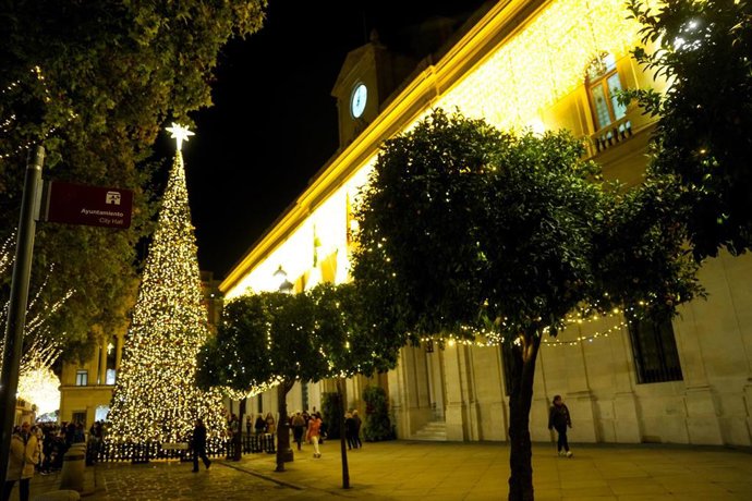 Archivo - Iluminación de Navidad en el Ayuntamiento, a 1 de diciembre de 2025 en Sevilla (Andalucía, España). (Foto de archivo).