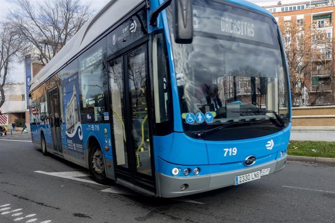 Autobús urbano de la Empresa Municipal de Transportes de Madrid (EMT), a 26 de diciembre de 2025, en Madrid (España).