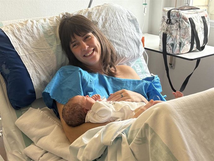 Beatriz Iglesias ha dado a luz a su hija Cala en el Hospital Materno Infantil 'Miguel Servet'.