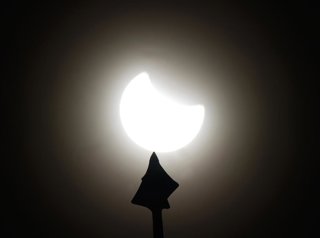 Archivo - 29 March 2025, United Kingdom, London: A Partial solar eclipse is seen behind the roof of the Greenwich foot tunnel in Island Gardens. Photo: Yui Mok/PA Wire/dpa