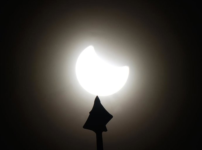 Archivo - 29 March 2025, United Kingdom, London: A Partial solar eclipse is seen behind the roof of the Greenwich foot tunnel in Island Gardens. Photo: Yui Mok/PA Wire/dpa