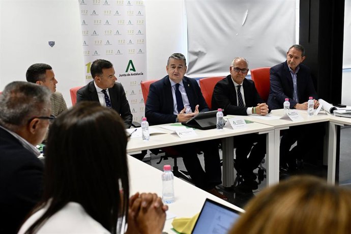 Archivo - El consejero de Sanidad, Presidencia y Emergencias, Antonio Sanz, en una imagen de 2024 en una visita al Centro de Coordinación de Emergencias 112 en Jaén.