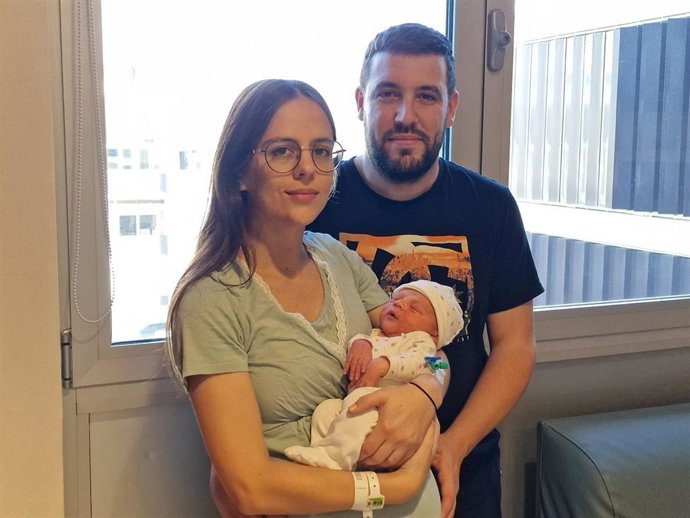 Ander, el primer bebé catalán de 2026, con sus padres.