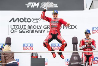 Archivo - El piloto español de MotoGP Marc Márquez celebra la victoria en el GP de Alemania 2025