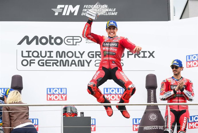 Archivo - 13 July 2025, Saxony, Hohenstein-Ernstthal: Spanish motorcycle racer Marc Marquez (C) of the Ducati Lenovo Team celebrates on the podium after winning the MotoGP race at the German Grand Prix at Sachsenring, alongside third-placed Italian rider 