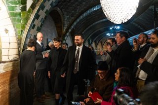 Toma de posesión el nuevo alcalde de Nueva York, Zohran Mamdani, en una estación abandonada del metro