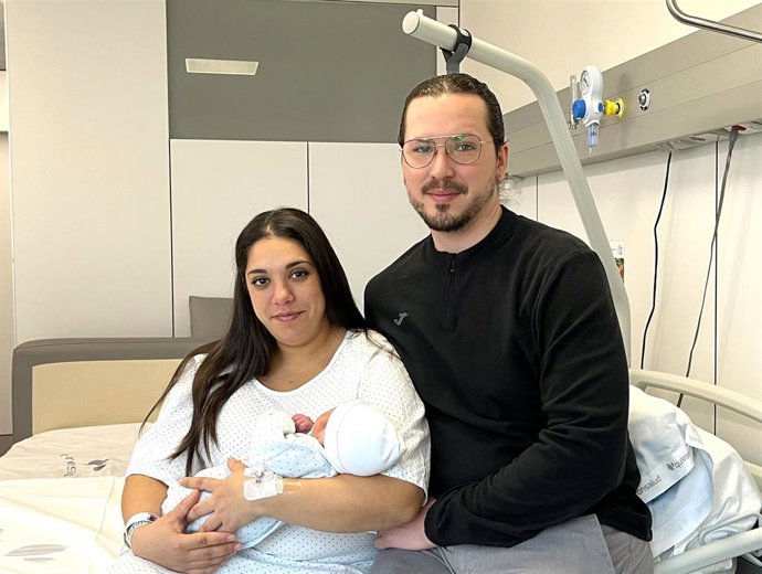 Diego, el primer bebé de 2026 nacido en el Hospital Quirónsalud Córdoba, junto a sus padres, Jessica y Antonio Jesús.