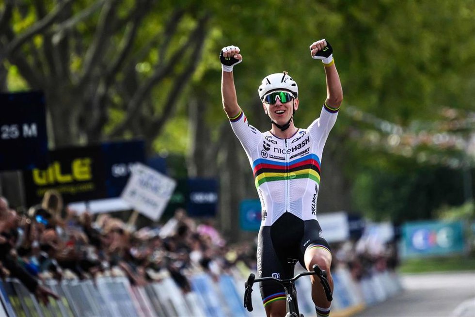 Archivo - El ciclista esloveno Tadej Pogacar celebra su victoria en el Campeonato de Europa de 2025.