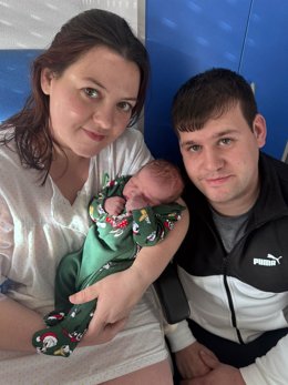 Mateo, el primer bebé del 2026 nacido en la provincia de Jaén, junto a sus padres, Inmaculada y Antonio.
