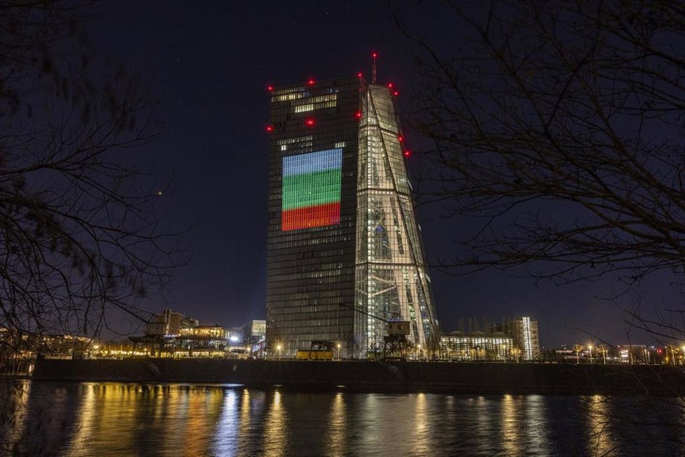 Bandera de Bulgaria en la fachada de la sede del Banco Central Europeo en Frankfurt