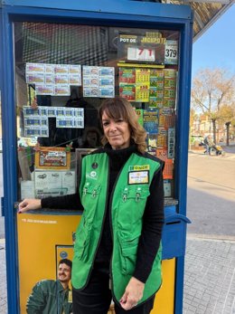 La vendedora de la ONCE en Vilassar de Mar, Maria Carmen Munné en su punto de venta