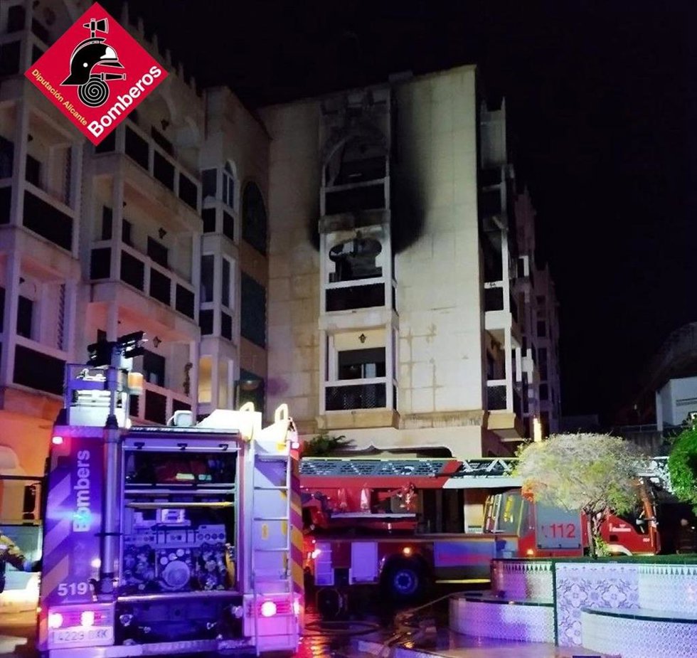 Bomberos intervienen en el incendio de una vivienda en Crevillent que se ha saldado con la muerte de una joven