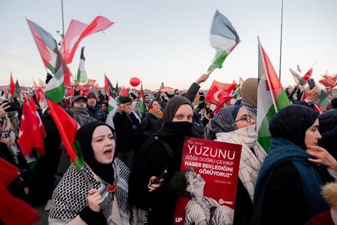January 1, 2026, Istanbul, Turkey: Protesters carry placards and flags during the march in solidarity with Palestine. On the first morning of the year, thousands of people gathered on the Galata Bridge in Istanbul and held a march in support of Palestine.