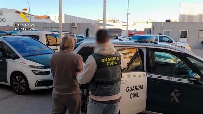 Uno de los detenido en la operación