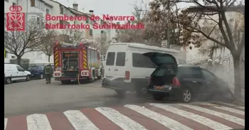 Bomberos extinguen el incendio de un coche en Tudela