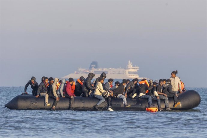 Archivo - Inmigrantes llegan a las costas de Reino Unido