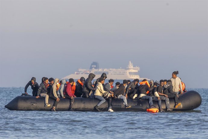 Archivo - Arquivo - 27 de setembro de 2025, Gravelines, Nord, França: Gravelines, França. Migrantes em um bote inflável seguem para o Reino Unido a partir da praia de Gravelines, no norte da França, atravessando o Canal da Mancha. Até o momento, neste ano