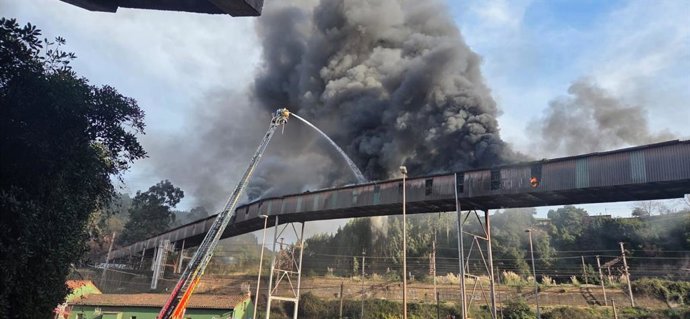 Incendio en la cinta transportadora de Arcelor en Veriña.