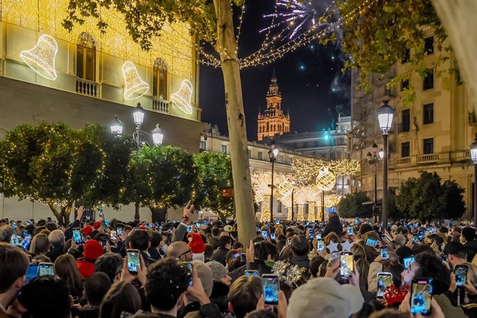 Imagen de este 31 de diciembre en la Plaza Nueva de Sevilla esperando a las campanadas para anunciar la llegada de 2026. 