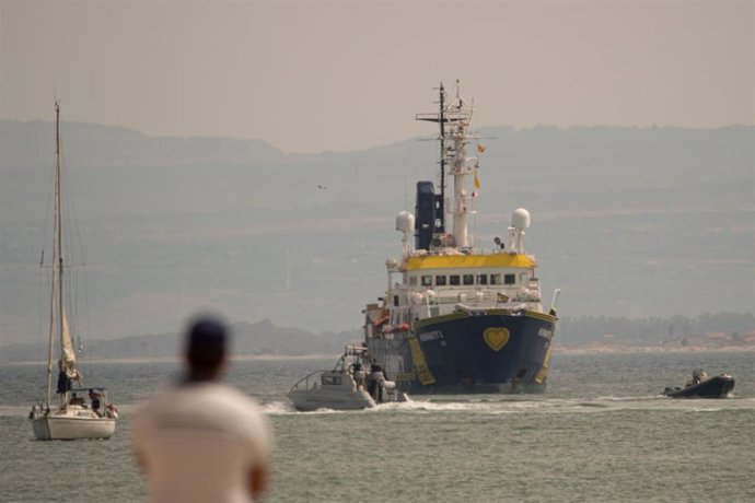 Archivo - Imagen de archivo de una ONG rescatando a migrantes en el mar Mediterráneo