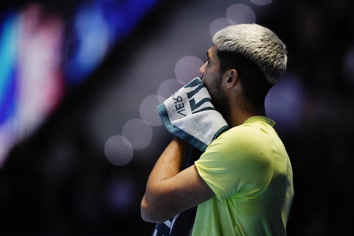 Archivo - 16 de novembro de 2025, Itália, Turim: Carlos Alcaraz, da Espanha, reage enquanto a equipe médica atende alguém na multidão, interrompendo brevemente a final de simples masculina do ATP Finals. Foto: Marco Alpozzi/LaPresse via ZUMA Press/dpa