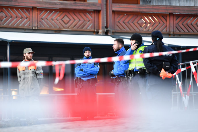 Las fuerzas de seguridad acordonan la escena de un incendio en un bar en la estación de esquí de Crans-Montana en el cantón de Valais, en el suroeste de Suiza, el 1 de enero de 2026