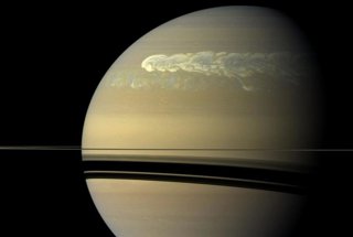 Archivo - Una gran tormenta domina la superficie sin rasgos distintivos de Saturno en una imagen tomada por la nave espacial Cassini el 25 de febrero de 2011