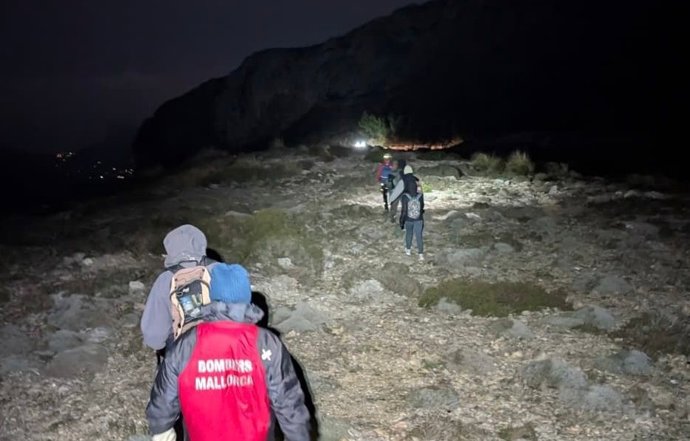 Los Bomberos auxilian a cinco excursionistas perdidos en el Puig del Tomir