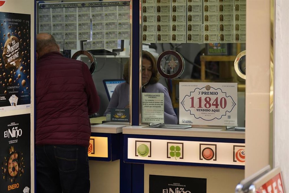 Archivo - La administración de la calle Sagasta, que ha vendido el tercer premio de la Lotería de Navidad, el número 11840. A 22 de diciembre de 2024, en Sevilla (Foto de archivo).