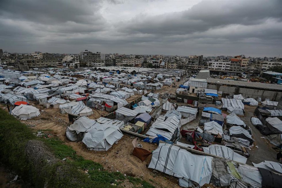 Tiendas de campaña de desplazados palestinos durante el invierno en la Franja de Gaza, destruida por la ofensiva militar israelí