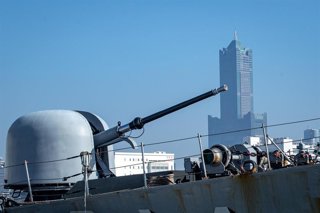 Una fotografía muestra el cañón de una torreta en una fragata de la Armada de Taiwán desplegada desde un puerto en Kaohsiung ante las últimas maniobras militares del Ejército de China en torno a la isla