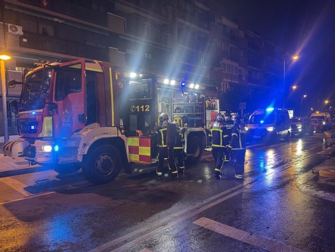 Operativos de SUMMA 112 y de Bomberos de la Comunidad de Madrid desplegados ante el incendio de una vivienda en Leganés