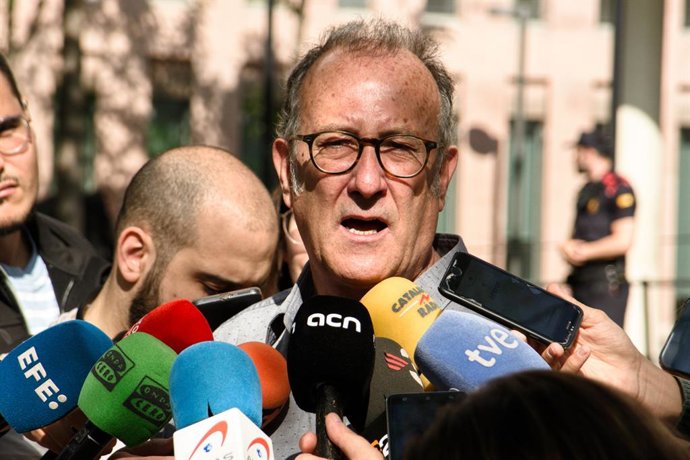 Archivo - El presidente de Òmnium, Xavier Antich, atiende a los medios de comunicación durante la concentración en apoyo a los encausados por Tsunami Democràtic, ante la Ciutat de la Justícia, a 22 de mayo de 2024, en Barcelona, Catalunya (España). Bajo e
