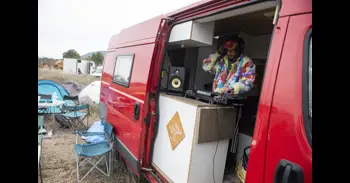 De Bretaña, Dinamarca o Alemania a Férez: La odisea de miles de raveros para montar la gran rave de Año Nuevo de España