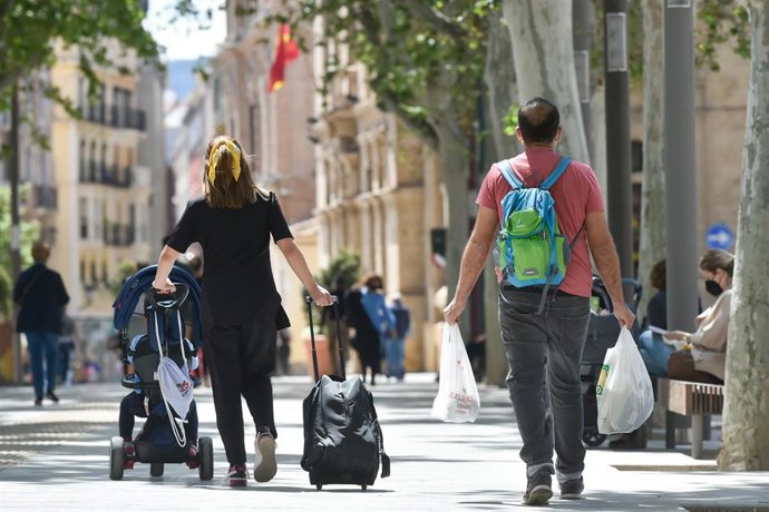 Archivo - Varias personas caminan por una céntrica calle de Murcia