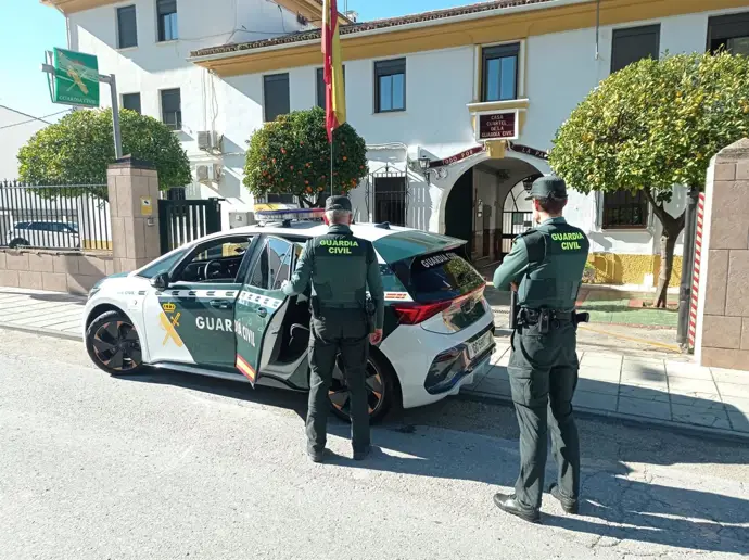 Agentes frente al cuartel de la Guardia Civil de Martos