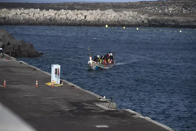 Cayuco a su llegada al puerto de La Restinga