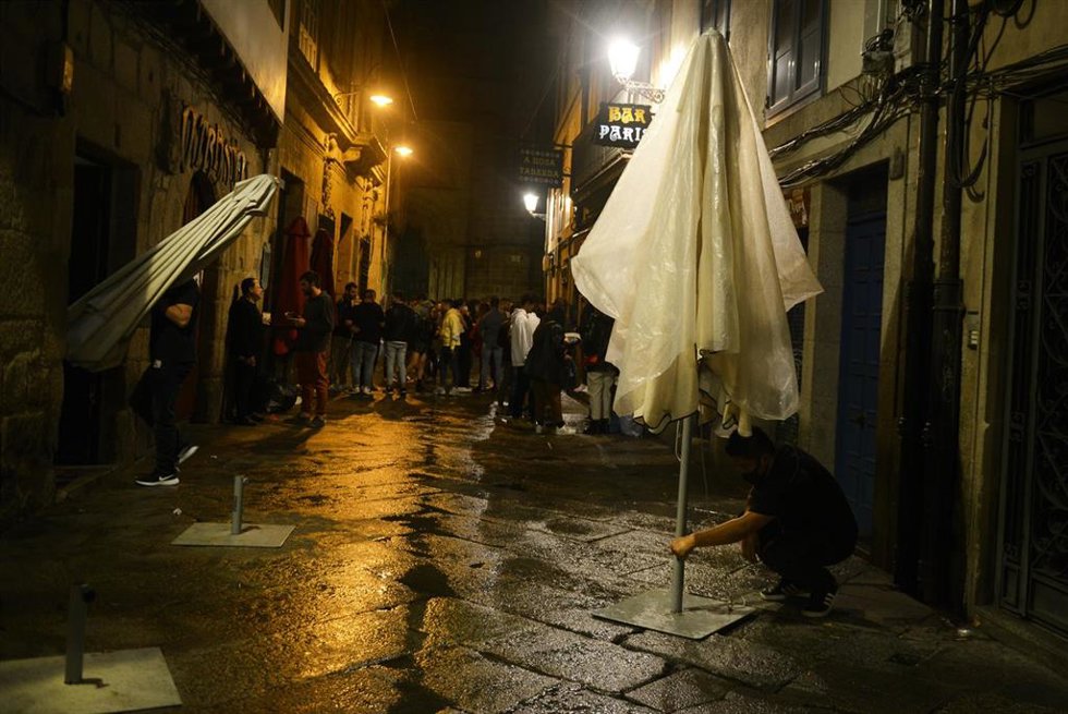 Archivo - Varias personas salen por una zona de bares y ocio nocturno 