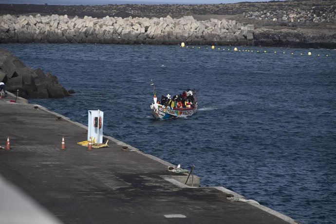 Archivo - Arquivo - Um cayuco chegando ao porto de La Restinga, em 19 de agosto de 2024, em El Hierro, Ilhas Canárias (Espanha).  Hoje cedo, um barco com 86 pessoas a bordo chegou ao porto de La Restinga. O Cayuco foi avistado quando estava no porto de La