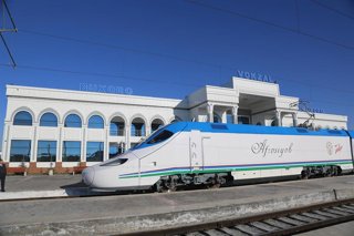 Los Talgo 250 operan a una velocidad comercial máxima de 230 km/h, aunque están diseñados para alcanzar los 275 km/h.