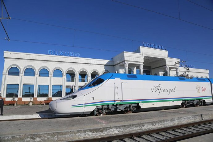 Los Talgo 250 operan a una velocidad comercial máxima de 230 km/h, aunque están diseñados para alcanzar los 275 km/h.