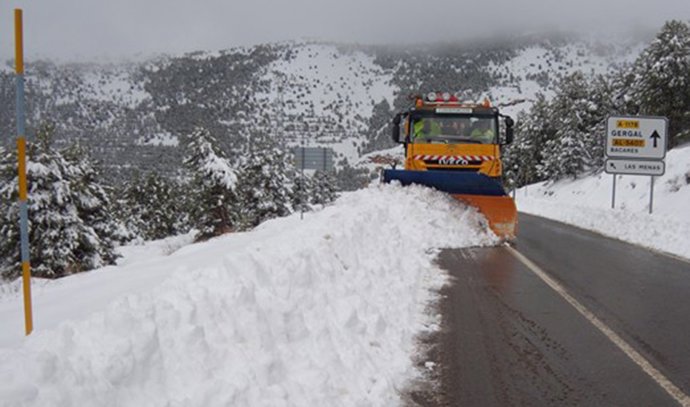 Archivo - Nieve acumulada en una carretera de Almería en una imagen de archivo