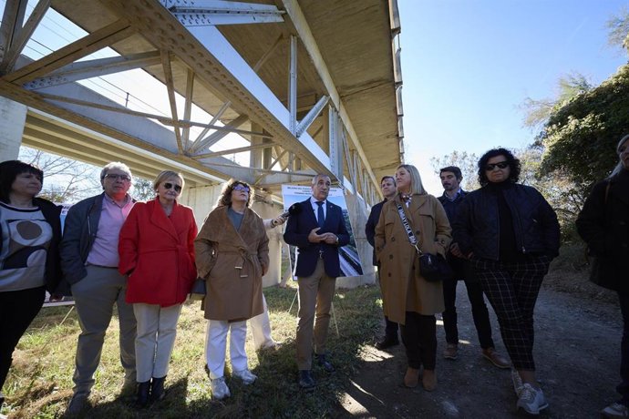 Archivo - El consejero Óscar Chivite presenta las futuras actuaciones en el puente de Marcilla.