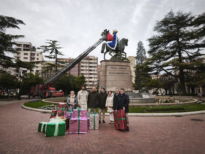 Espartero se 'convierte' en el cuarto Rey Mago para animar a comprar esta Navidad en el comercio local de Logroño