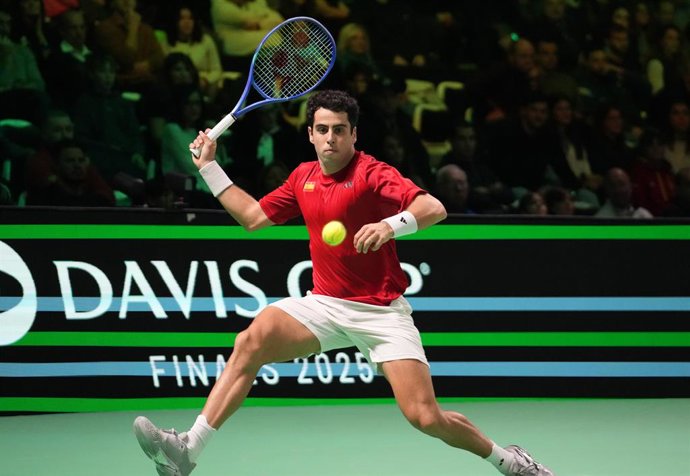 Archivo - 22 de novembro de 2025, Itália, Bolonha: O tenista espanhol Jaume Munar em ação contra Alexander Zverev, da Alemanha, durante a partida semifinal da Copa Davis de 2025 entre Espanha e Alemanha na Bologna Fiere. Foto: Laurent Lairys/ZUMA Press Wi