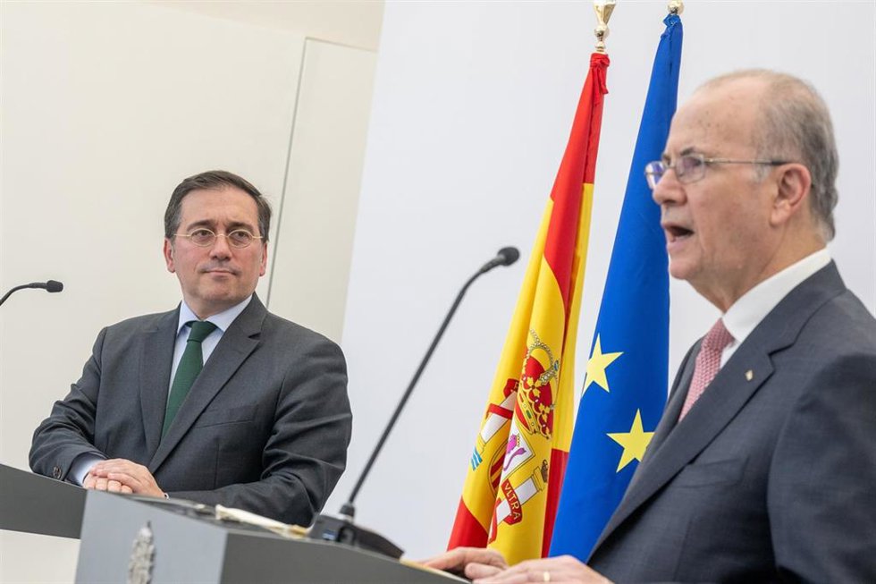 Archivo - El ministro de Asuntos Exteriores, Unión Europea y Cooperación, José Manuel Albares (i), y el primer ministro palestino, Mohamed Mustafa